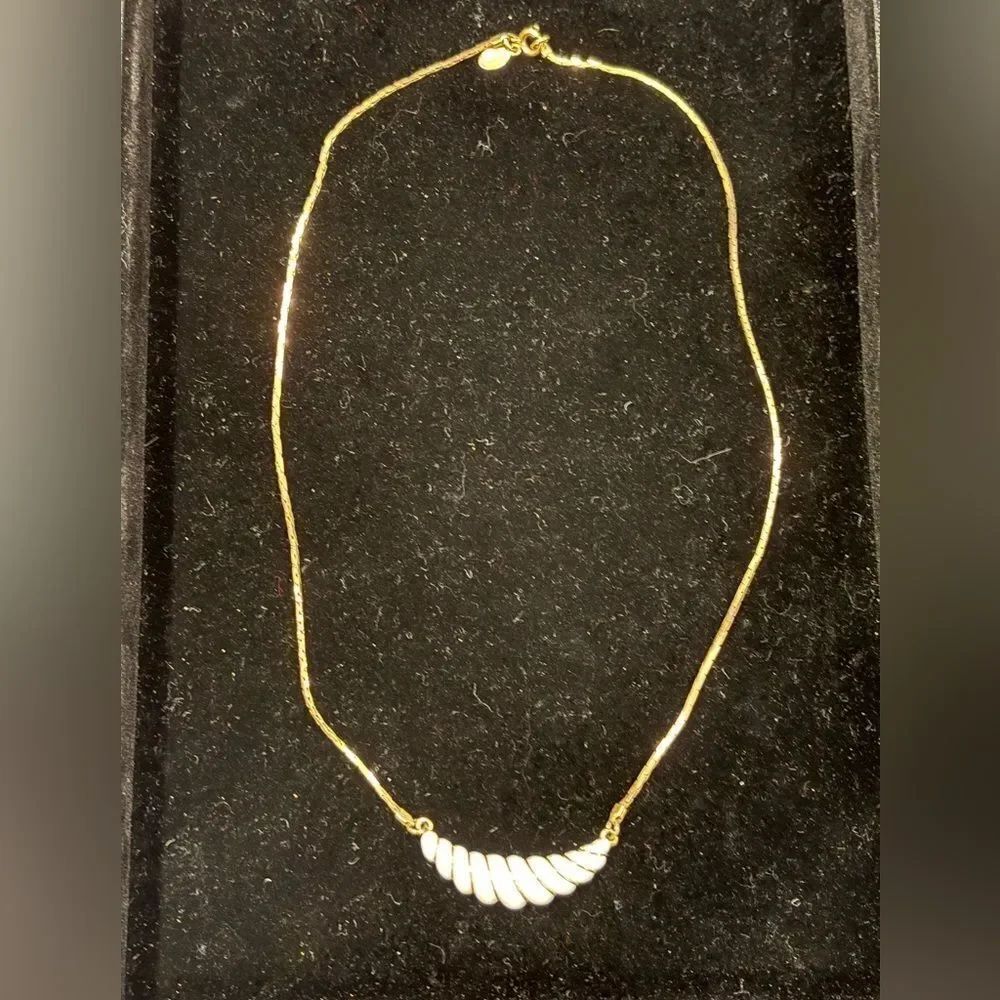 VTG 80’s Gatsby Collection Avon Gold Necklace with White Scalloped Edges